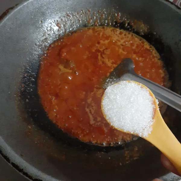 Tambahkan penyedap, garam halus dan gula pasir. Masak hingga gula larut, mengental dan mendidih.