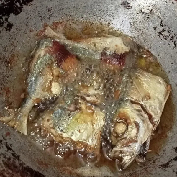 Goreng ikan sambil dibalik hingga seluruh ikan matang merata, goreng sampai ikan kering sesuaikan selera. Sajikan dengan sambal kecap atau sambal tomat.