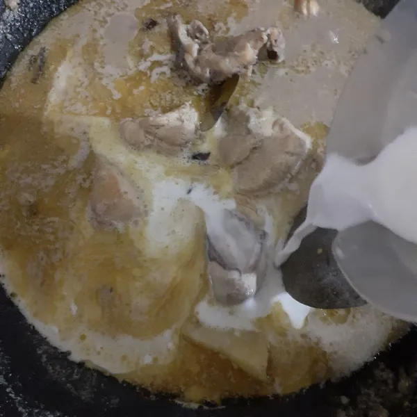 Tuangkan santan kental, aduk - aduk terus agar santan tidak pecah, masak hingga mendidih dan opor matang. Matikan kompor dan sajikan dengan taburan bawang merah goreng.