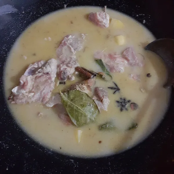 Tuangkan santan cair, aduk rata dan masak hingga mendidih.