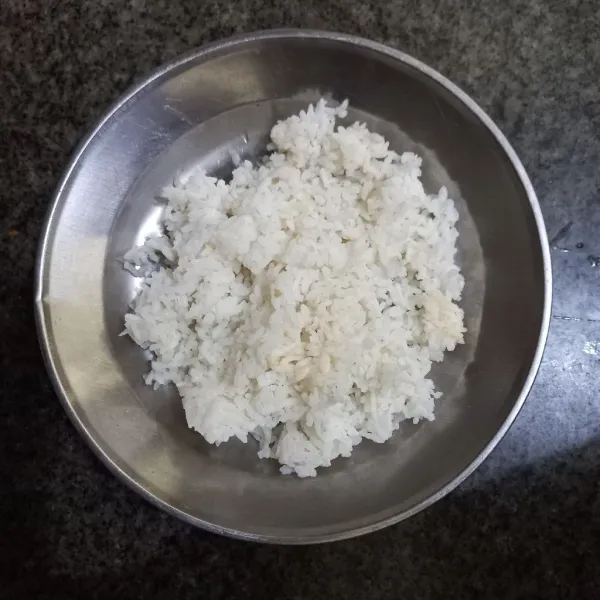 Siapkan nasi putih.
