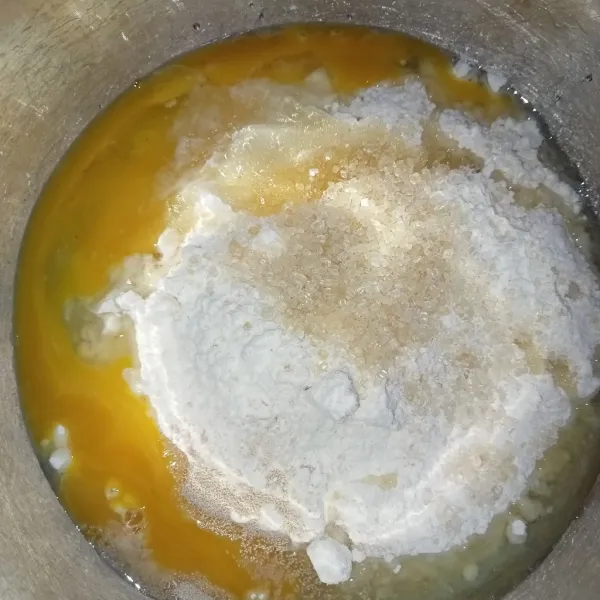 Campur semua bahan menjadi satu kecuali margarin dan garam, uleni hingga kalis.