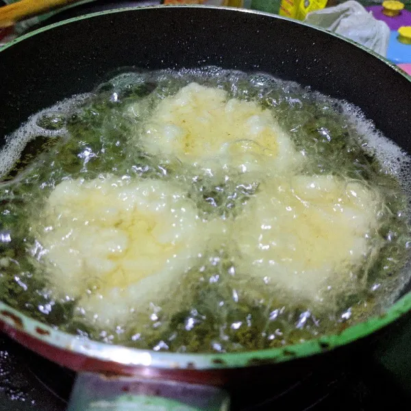 Panaskan secukupnya minyak, goreng adonan cireng yang telah dibentuk pipih (jika adonan sedikit lengket, ambil satu sendok adonan lalu taruh dan pipihkan dalam minyak). Goreng hingga matang dikedua sisi.