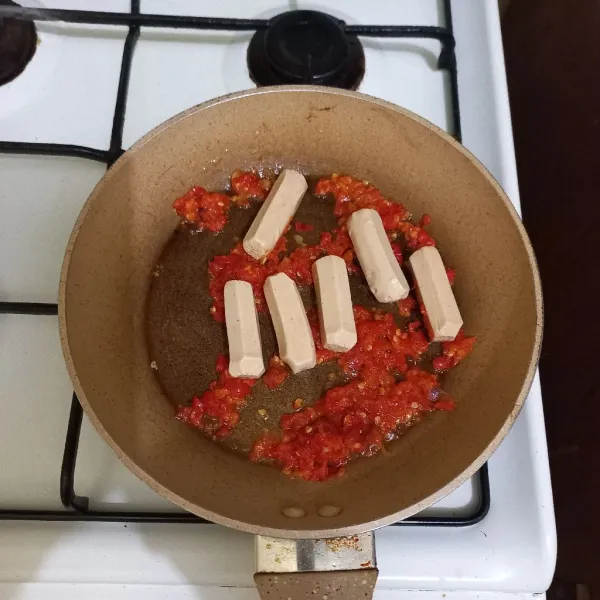 Masukan sosis, aduk rata.