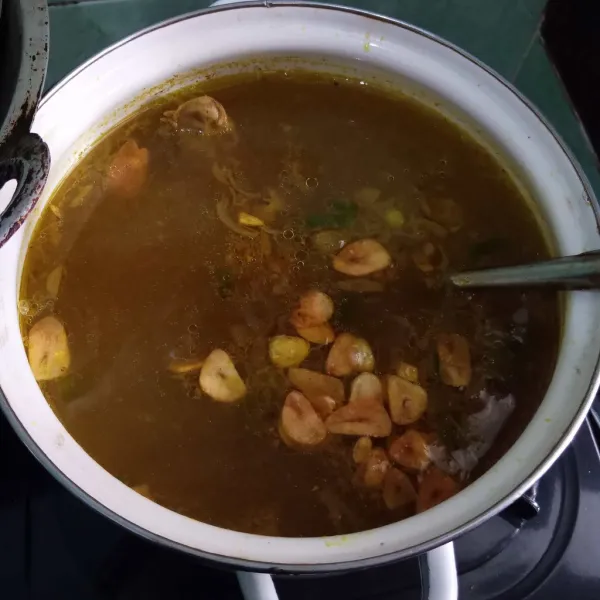 Rebus semua bahan kuah soto hingga mendidih, tambahkan bawang goreng.