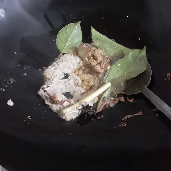 Masukkan bumbu halus, daun salam, serai, lengkuas, bunga lawang, bunga pala, cengkeh, kapulaga, kayu manis. Masak hingga wangi dan bumbu tidak berbau langu.