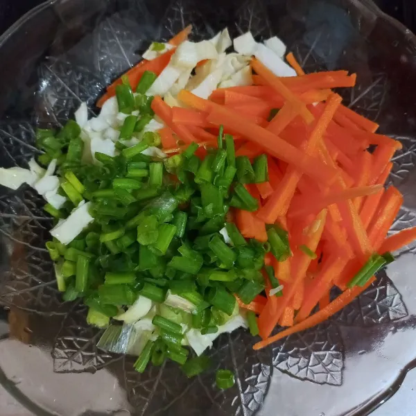 Masukkan kol, wortel, dan bawang daun yang sudah dipotong-potong ke dalam mangkuk.