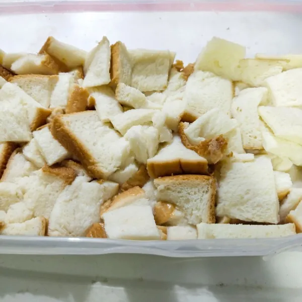 Langkah yang pertama, potong roti tawar kecil-kecil sesuai selera lalu rendam dengan santan 500 ml.