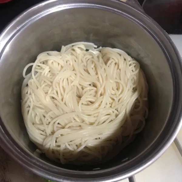 Rebus spaghetti 8-10 menit, atau sampai tingkat kematangan yang diinginkan, sisihkan.