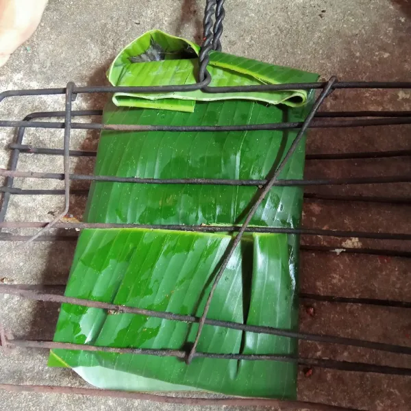 Kemudian bungkus dengan menggunakan daun pisang, lalu jepit dibesi pembakar, siap untuk dibakar dengan menggunakan arang.