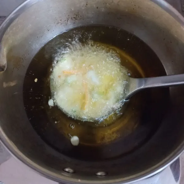 Panaskan minyak goreng, kemudian tuang adonan bakwan satu sendok sayur. Masak hingga matang kekuningan.