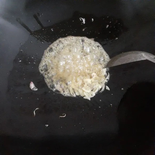 Panaskan minyak sayur dengan api sedang, tumis bawang merah hingga layu, masukkan bawang putih dan tumis hingga kuning dan wangi.