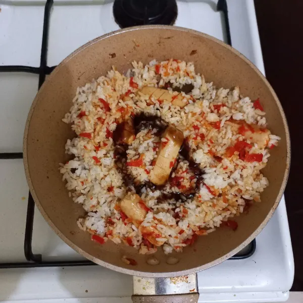Masukan nasi putih pada wajan, aduk rata, kemudian tambahkan saus tiram dan garam, masak hingga matang.