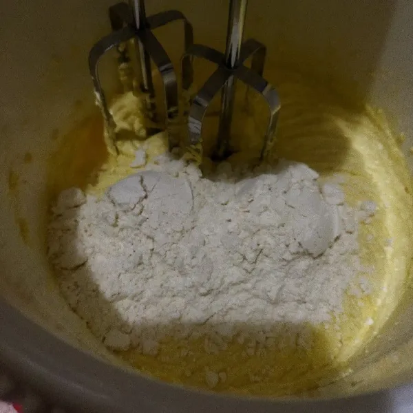 Masukan tepung terigu bertahap, di mixer dengan kecepatan rendah sampai rata.