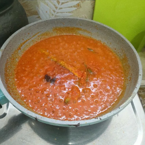 Tambahkan garam, lada bubuk, kaldu bubuk, asam, gula pasir dan gula merah. Masak sampai bumbu matang. Tambahkan air secukupnya.
