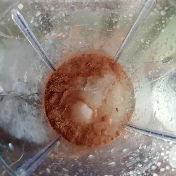Siapkan blender, masukkan es batu lalu masukan 1 sachet pop ice, tambahkan 1 sdt gula pasir, kemudian blender sampai esnya halus.