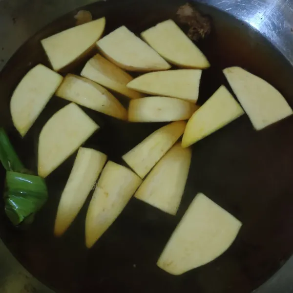 Masukkan ubi, masak hingga setengah empuk.