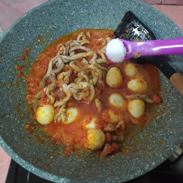 Tuang air, masukkan usus dan telur puyuh rebus yang sudah digoreng. Bumbui garam, gula dan kaldu bubuk.
Masak dengan api kecil sampai bumbu meresap dan airnya menyusut.