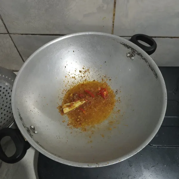 Tumis bumbu halus dengan serai dan irisan cabai merah sampai harum.