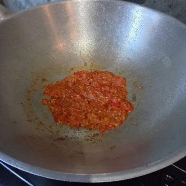 Panaskan sedikit minyak goreng. Goreng sambal sebentar saja sambil dikoreksi rasa.