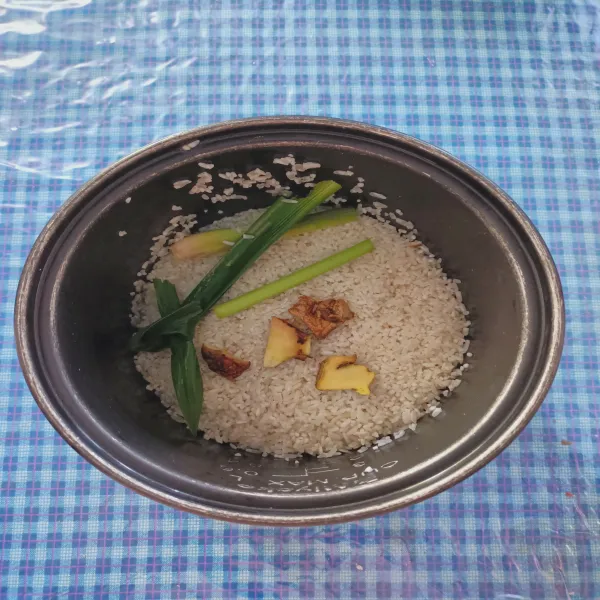Cuci bersih beras masukkan sereh, lengkuas jahe, dan daun pandan.