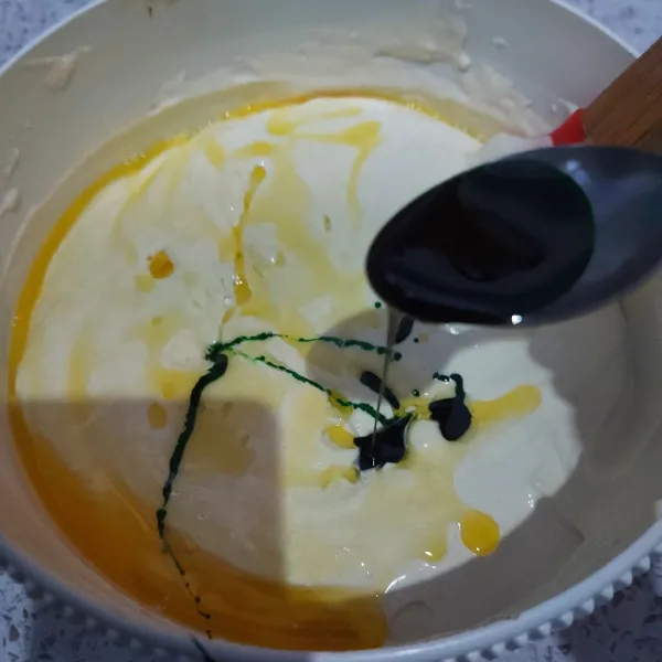 Masukkan margarin dan pasta pandan, aduk balik sampai rata.