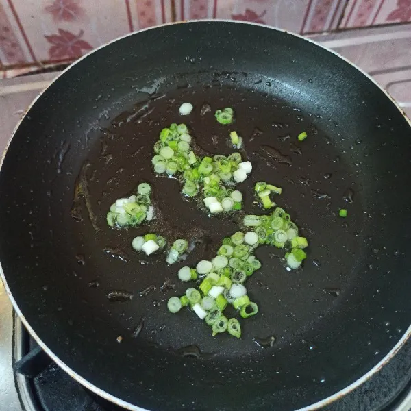 Panaskan minyak goreng secukupnya masukkan daun bawang tumis sampai harum.