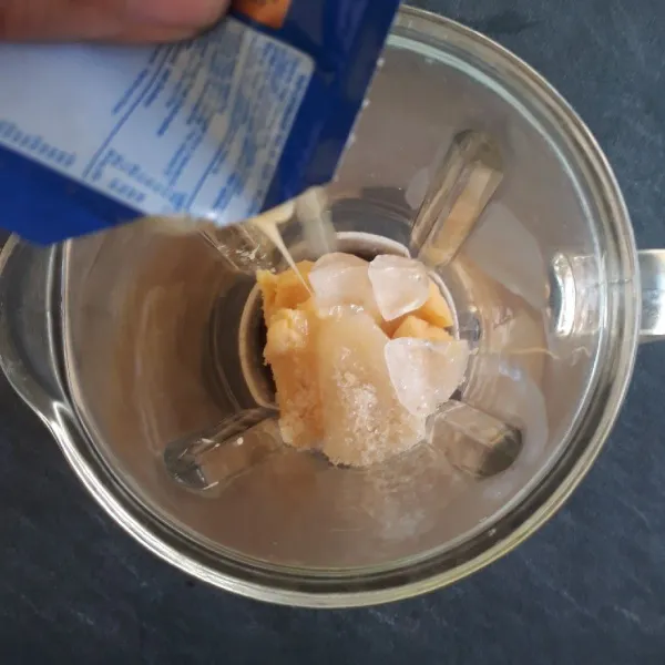 Masukkan tape, gula, es batu dan kental manis ke dalam blender.
