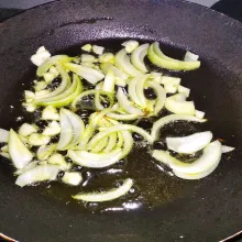 Lelehkan margarin, tumis bawang bombay dan bawang putih hingga harum.