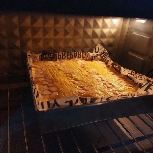 Panggang dalam oven preheat 175° sampai matang.