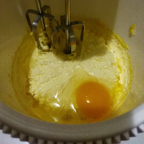 Dalam bowl masukan margarin/butter dan gula serta vanili. Mixer dengan kecepatan sedang sampai creamy. Kemudian masukan telur. Mixer kembali sampai rata.