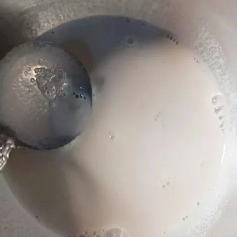 Campur susu uht, dengan 3-4 sdm gula pasir, sedikit garam, 1/2 bungkus agar-agar. Masak hingga mendidih.