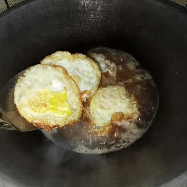 Setelah mendidih, masukkan telur ceplok.