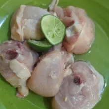 Cuci bersih ayam, beri perasan jeruk nipis. Diamkan selama 10 menit, cuci kembali hingga bersih, tiriskan.