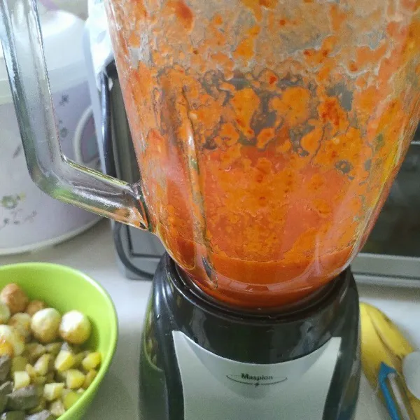 Blender bumbu hingga halus.