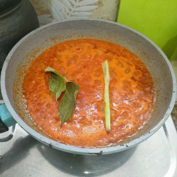 Tumis bumbu halus, daun salam, serai sampai harum.