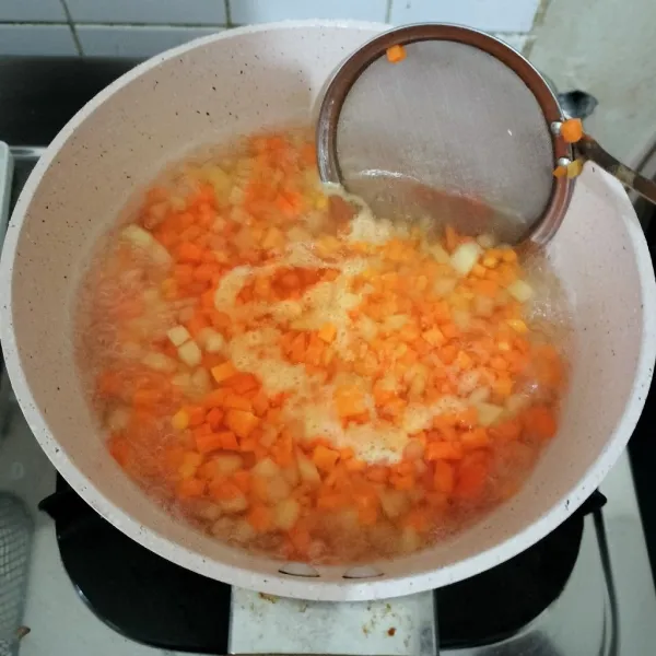 Rebus wortel dan kentang hingga setengah matang lalu tiriskan.