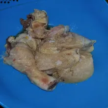 Marinasi ayam selama 30 menit.