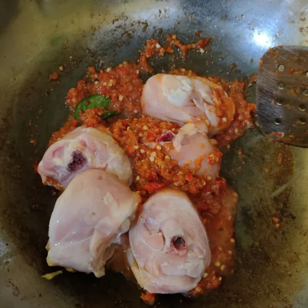 Masukkan ayam, aduk rata. Masak selama 1-2 menit hingga ayam berubah warna.