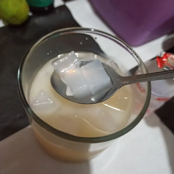 Masukkan nata de coco ke gelas.