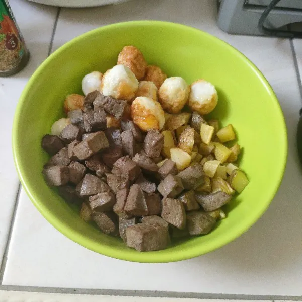 Siapkan kentang, hati, dan telur puyuh yang sudah digoreng.