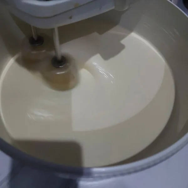 Mixer telur, gula dan emulsifier dengan kecepatan tinggi sampai mengembang, putih dan kental.