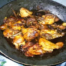 Masukkan ayam, beri kecap Inggris, kecap manis, gula, garam dan saos tiram, aduk rata.