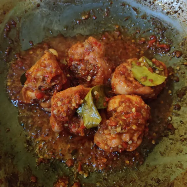 Masak hingga bumbu meresap dan air menyusut, matikan api.