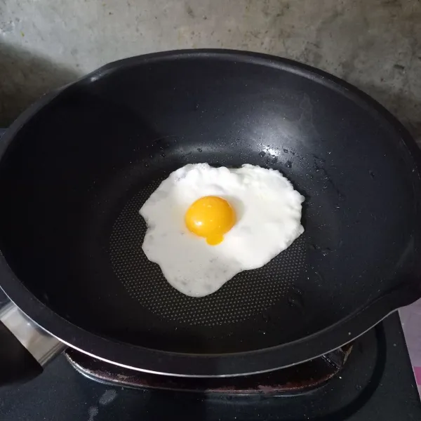 Panaskan sedikit minyak. Ceplok telur dan taburi garam.