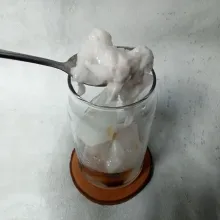 Masukkan daging kelapa muda.