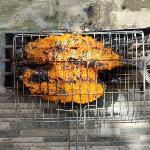 Panggang hingga matang merata di kedua sisinya.