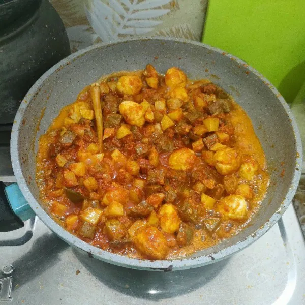 Aduk agar bumbu merata. Masak sampai semua meresap dan air habis. Koreksi rasa.