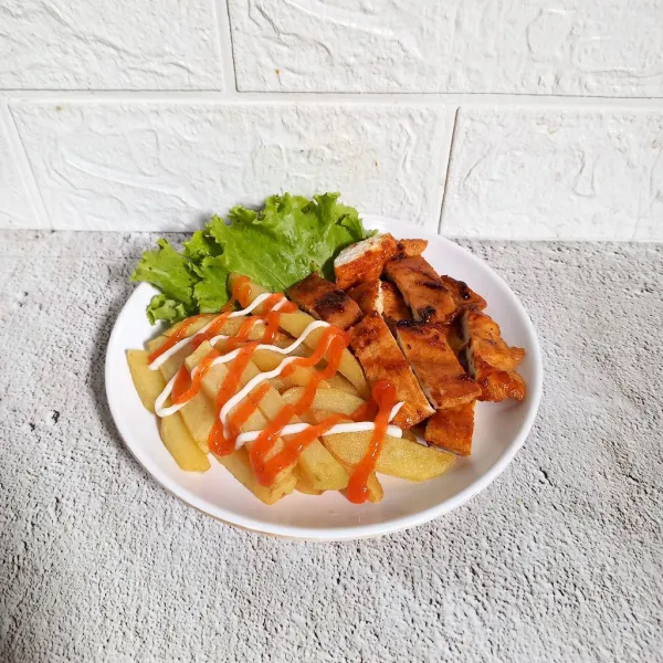 Plating ayam panggang dan kentang goreng. Sajikan dengan tambahan mayo dan saos.