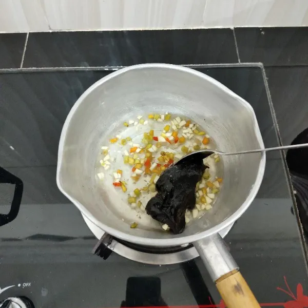 Membuat sambal petis: masukkan cabai rawit,bawang putih, petis udang, garam, dan air ke dalam panci.